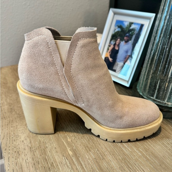 Dolce Vita Cashe H20 Suede Lugged Sole Block Heels 8 - Picture 1 of 8
